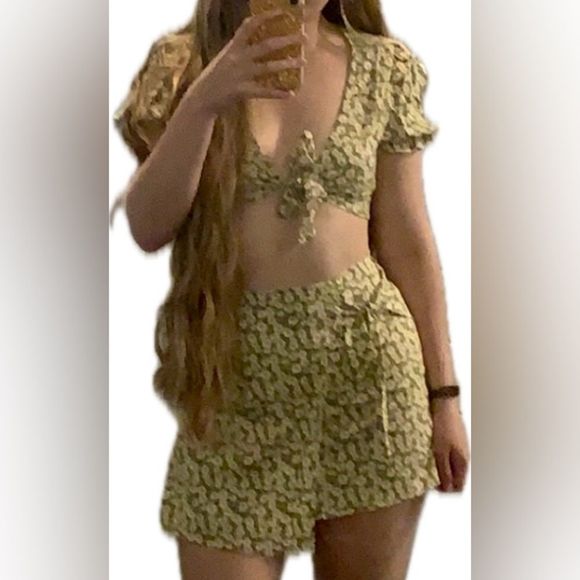 Cider light green floral tie-front crop top with puff sleeve skirt set - Picture 2 of 8